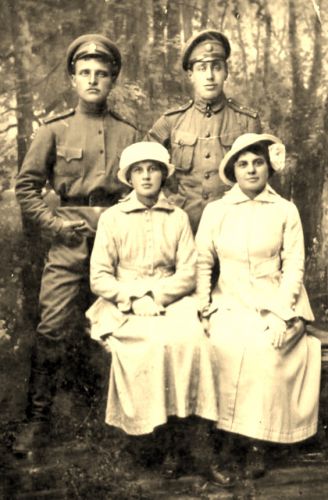 Дед с другом с девушками. 1916г. Кишинев