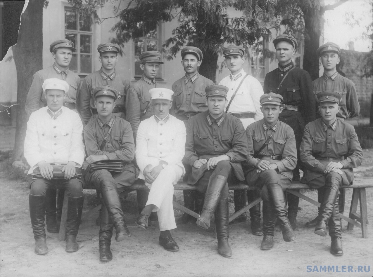 Группа работников милиции г. Краснодара. В 1-ом ряду 3-ий справа Архипов И.Т..jpg