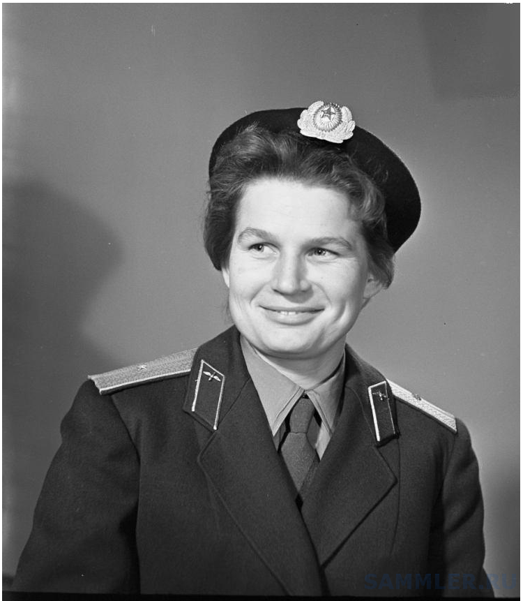 Гагарин военный летчик. Терешкова космонавт.