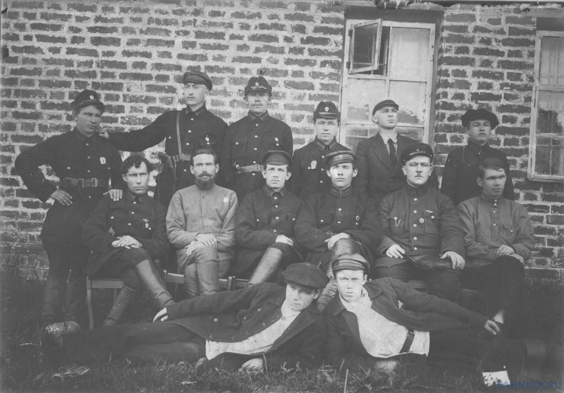 Группа сотрудников Печорской уездной милиции. 1927 г..jpg