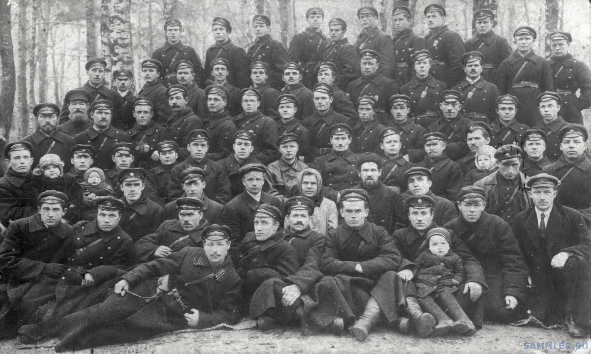 Групповой портрет работников милиции (среди них начальник милиции уездной Алексеев). 1928 г..jpg