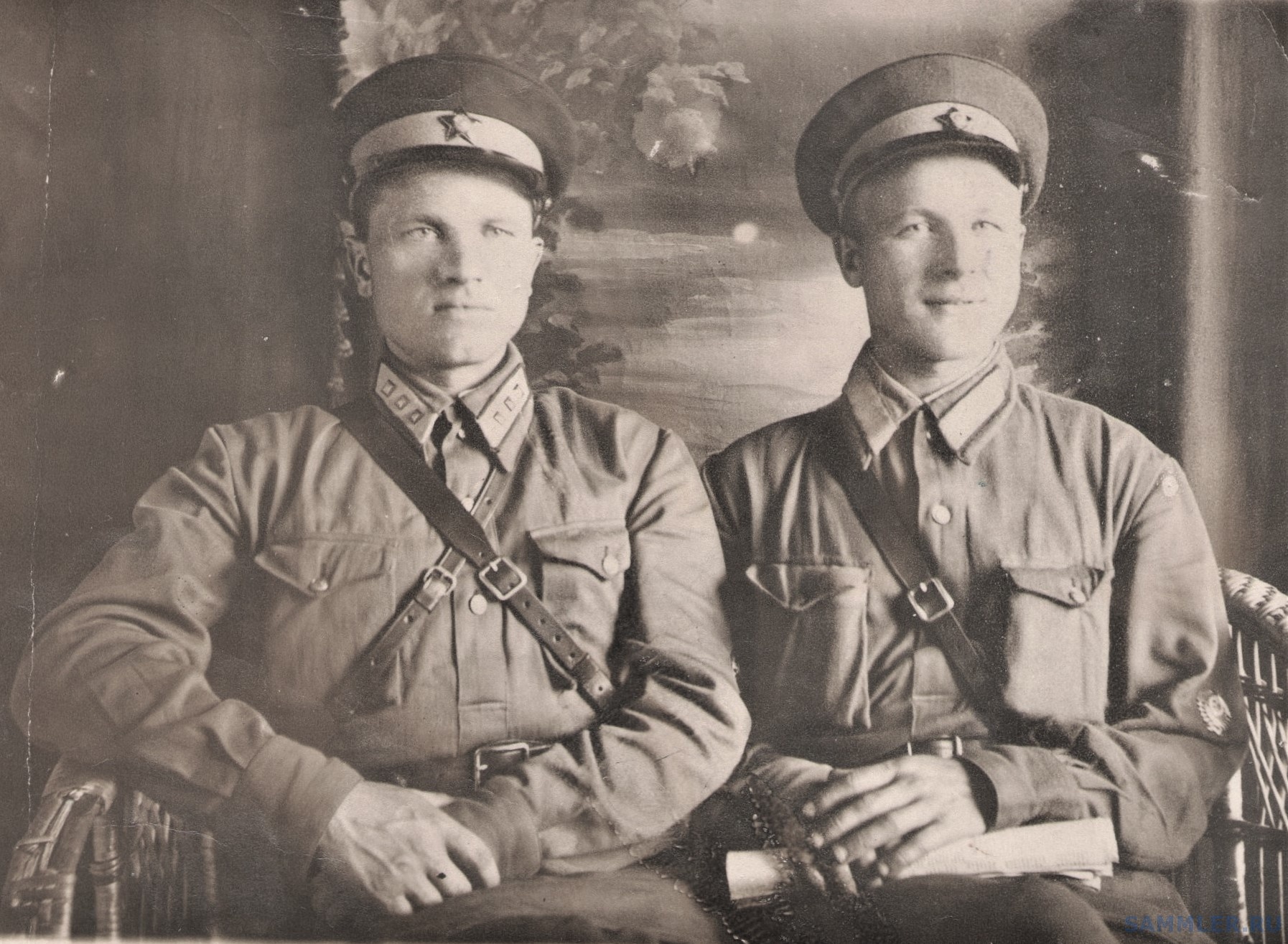 Конов Константин Дмитриевич, зам. начальника милиции, слева и участковый инспектор Степанов С. М. 1942 г..jpg