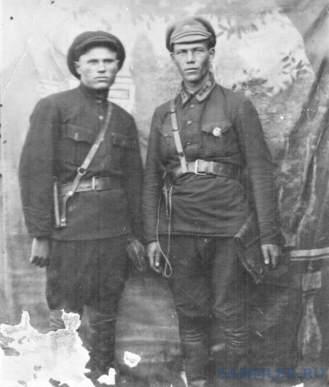Налоговый инспектор Весёлкин (слева) и начальник милиции Высоцкий. 1925 г..jpg