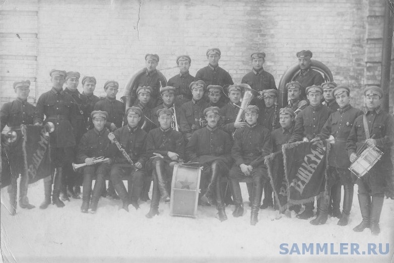 Орвид Г.А. среди участников духового оркестра Высшей школы комсостава милиции. г. Киев. 1928 г..jpg