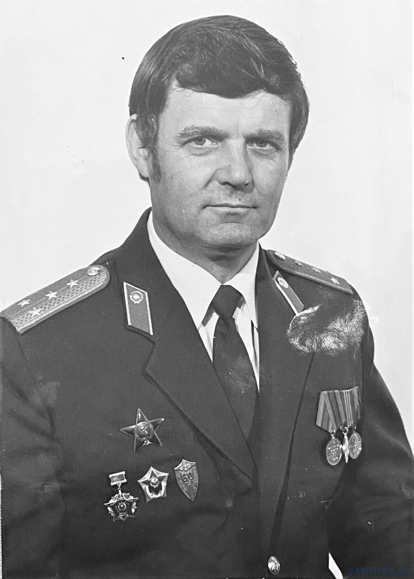 Беклемищев В.Ф. в форме капитана милиции. 1983 г..jpg