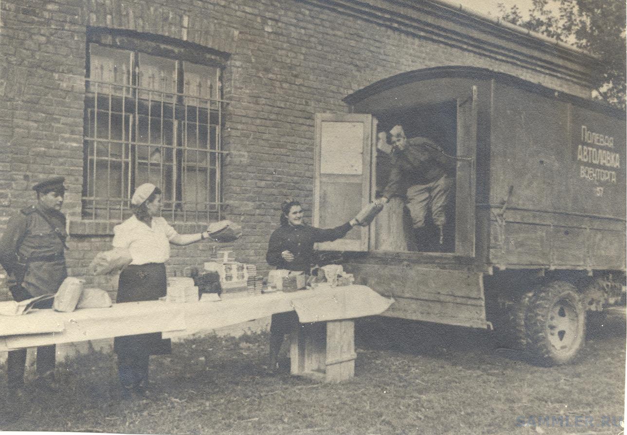Хлеб по карточкам в годы войны. Товары в военное время. Уличная торговля в ссср. Мясокомбинат улан-удэ в годы вов. Великая отечественная война тыл в годы войны.