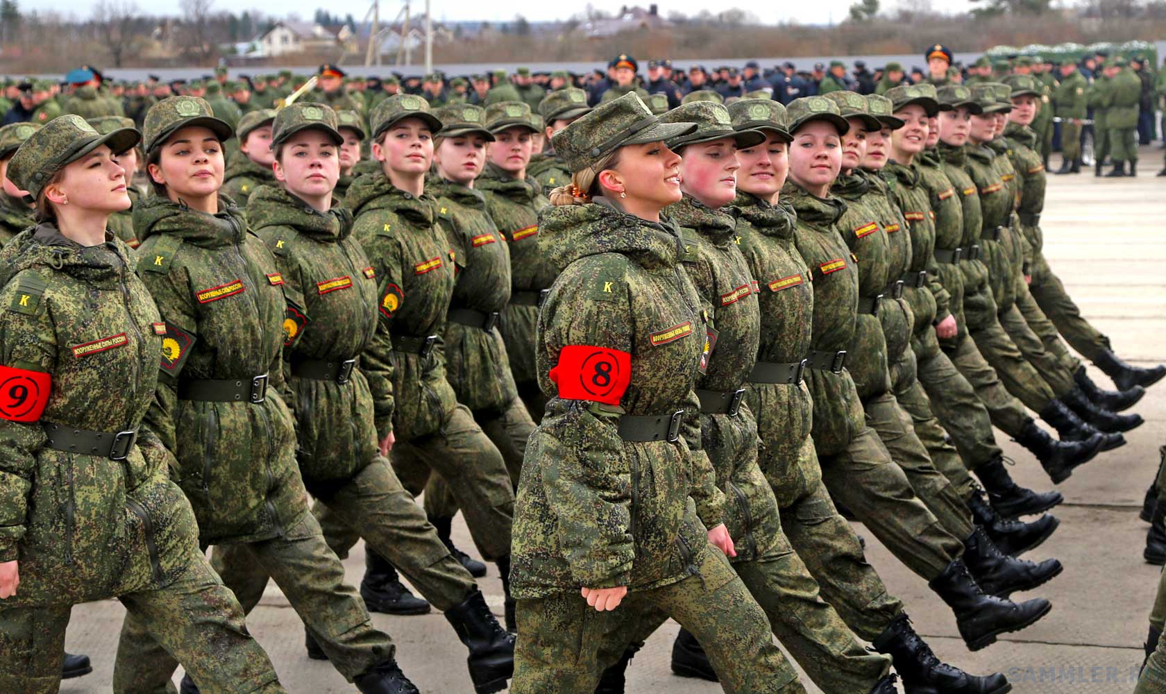 Строй солдат на параде. Военный строй. Солдаты маршируют на плацу. Со строя в самый. Военный строй.