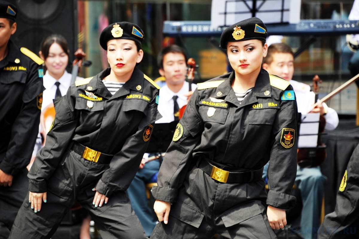 Военная форма казахстана. Женщины военные Казахстана. Девушки в армии Казахстана. Женская армия в Казахстане. Китайские девушки в форме.