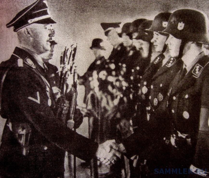 Reichsfuehrer_SS_Himmler_ueberreicht_Peiper_den_SS-Ehrendegen.jpg