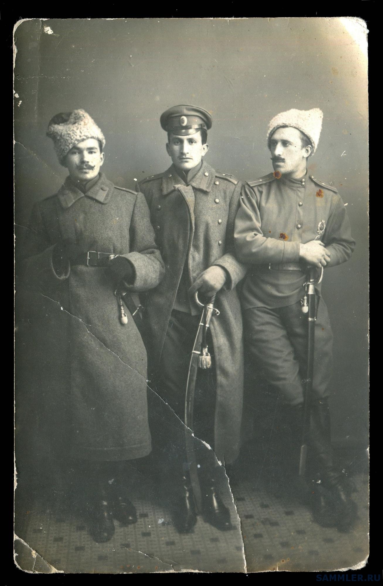 РИА.ПМВ. Три офицера с саблями-1.jpg