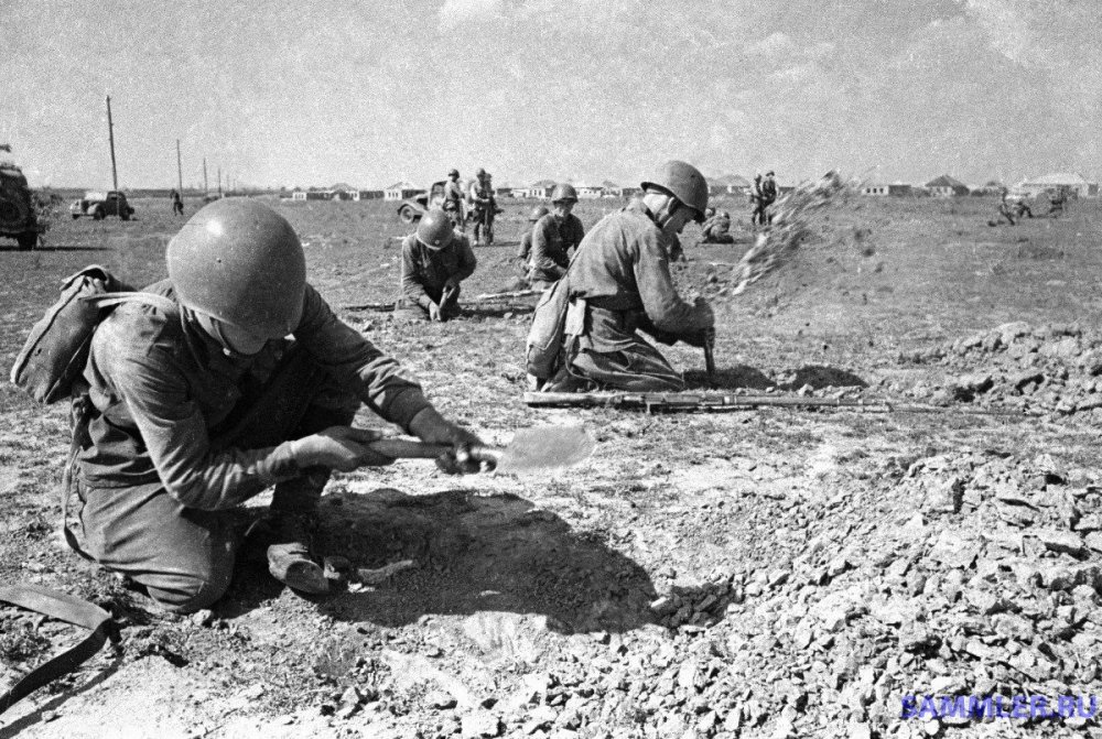 Советские саперы роют ямы для установки мин на подступах к Одессе..jpg