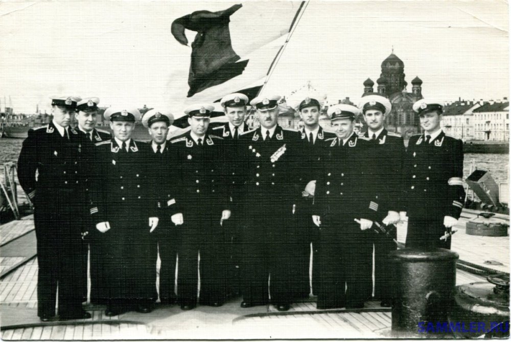 1956 г Офицеры крейсера Адмирал Ушаков на параде в день ВМФ в г. Ленинграде.jpg