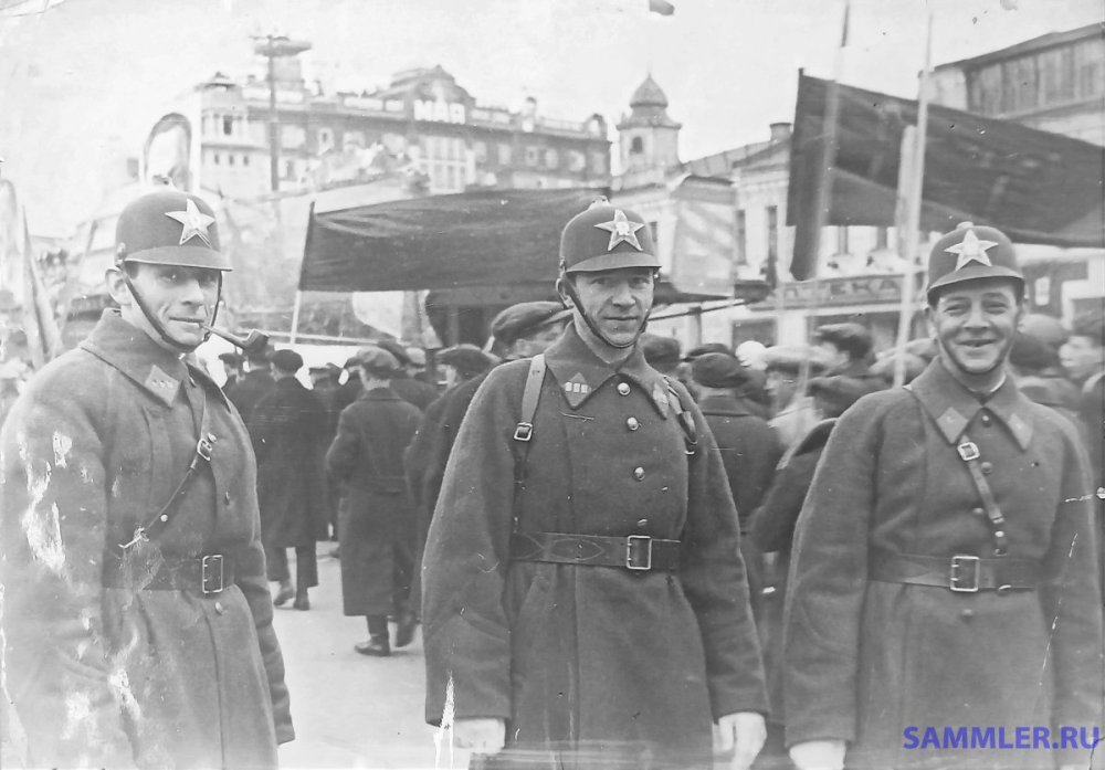 Ножницкий Николай Леонтьевич (справа) на демонстрации. г. Москва. 1933-1934 гг..jpg