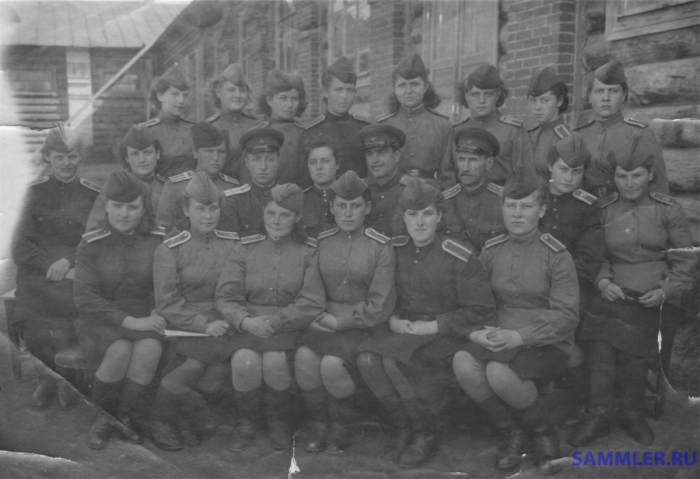 Комарова в училище (1 ряд 1 слева) АГКМ ОФ 14592.5.jpeg