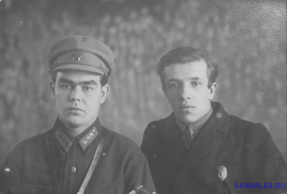 Овчинников А.М. (слева) и зам. начальника милиции г. Кунгур Николаев. 1928 г..jpg