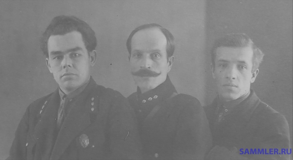 Овчинников А.М. (слева) среди сотрудников милиции г. Кунгур.1928 г..jpg