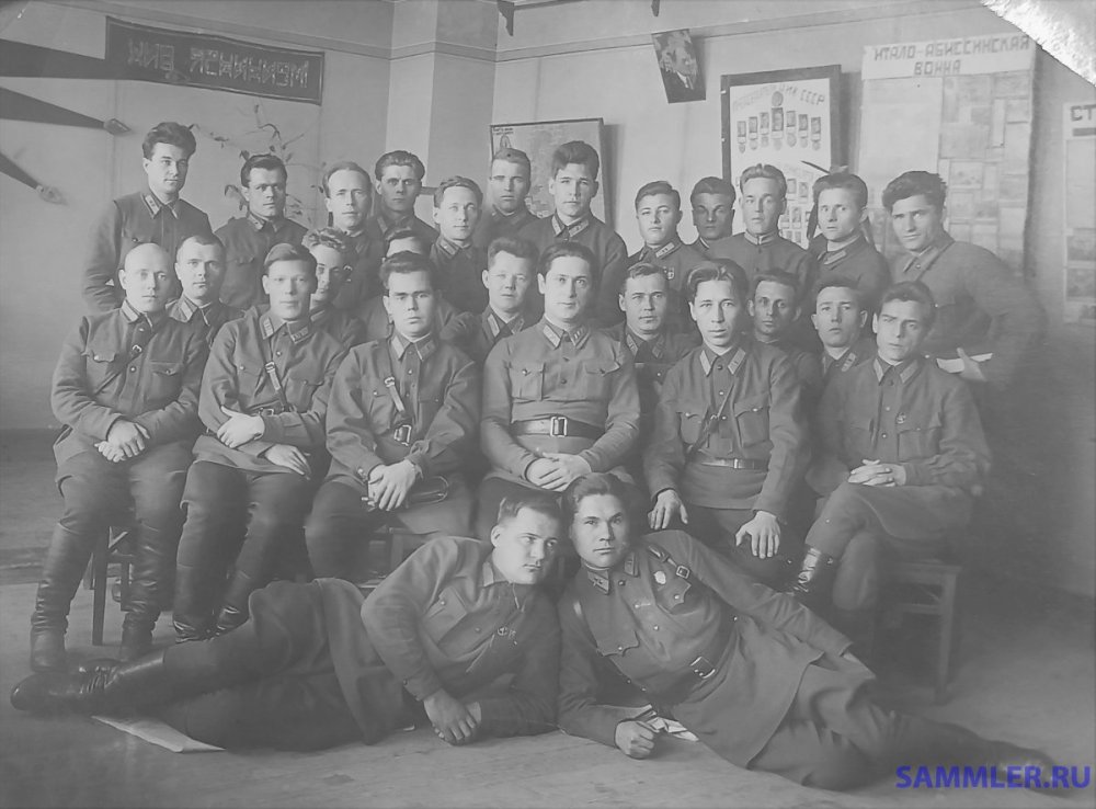 Овчинников А.М. (1-й ряд, сидит 3-й слева) среди слушателей школы РКМ г. Свердловска, декабрь 1935 г..jpg