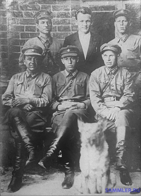 Трушин И.Д. сидит в центре, среди сотрудников милиции г. Кузнецка, 1 августа 1934 г..JPG