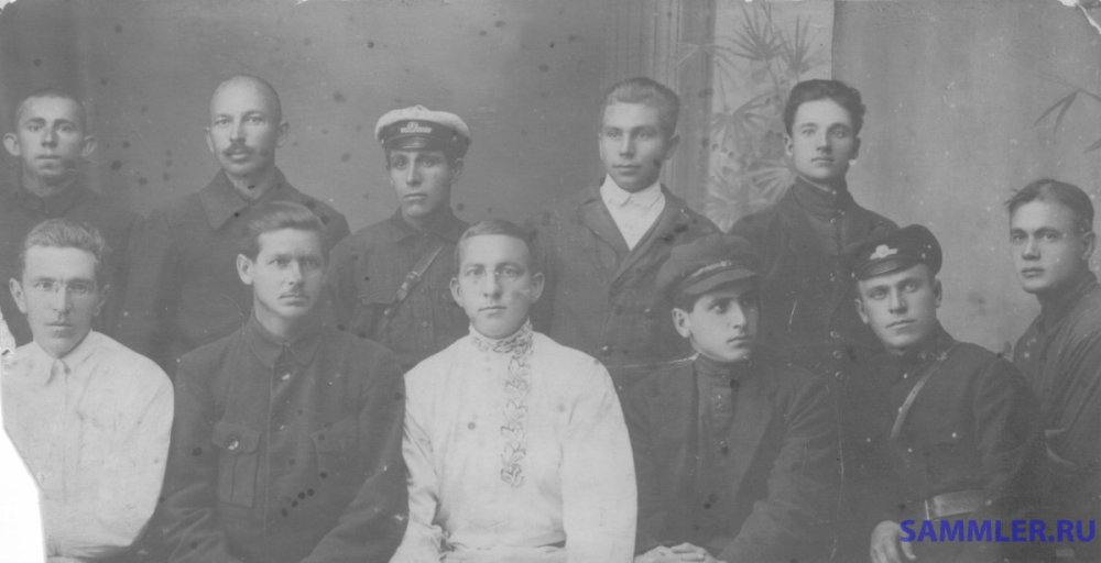 П. К. Резванцев в группе милицейских работников в Елани. 1927 г..jpg