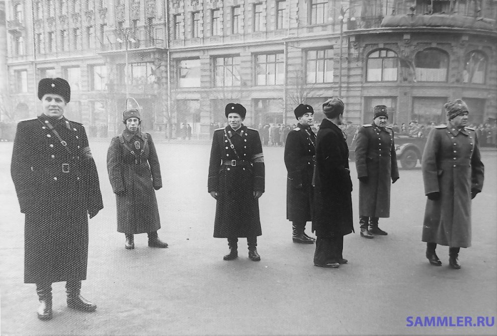 Соколовский Г.В. (справа второй) на параде на Красной площади. Москва. 1956 г..jpg