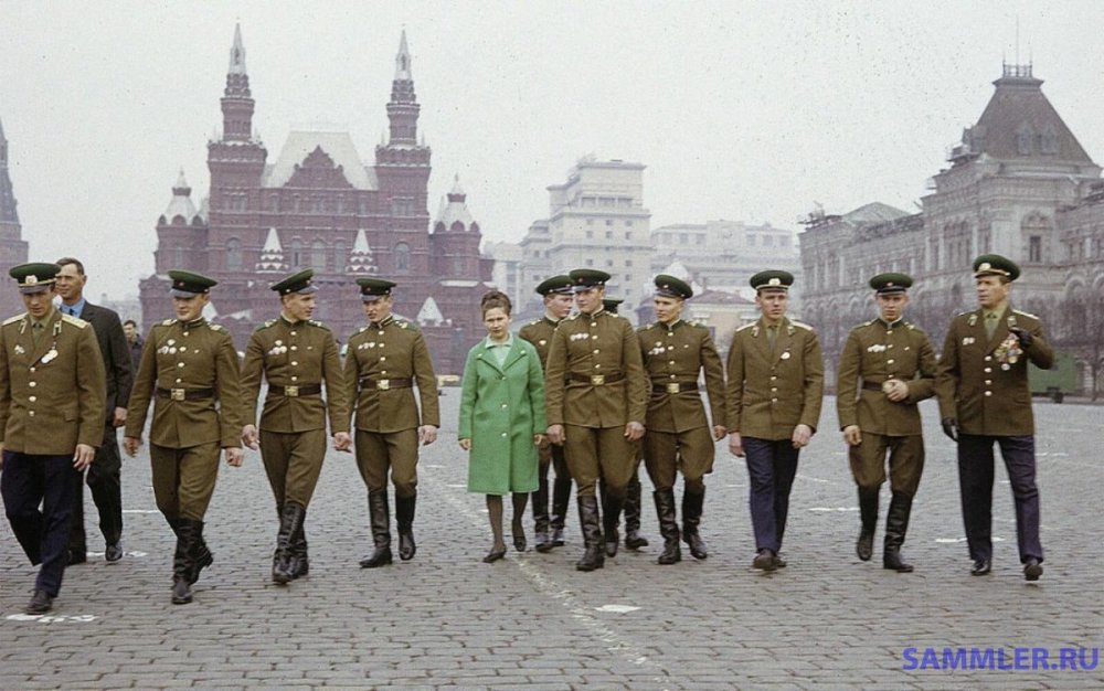 1969 г. Даманцы на Кр. площади. В центре Л.Ф. Стрельникова.jpg