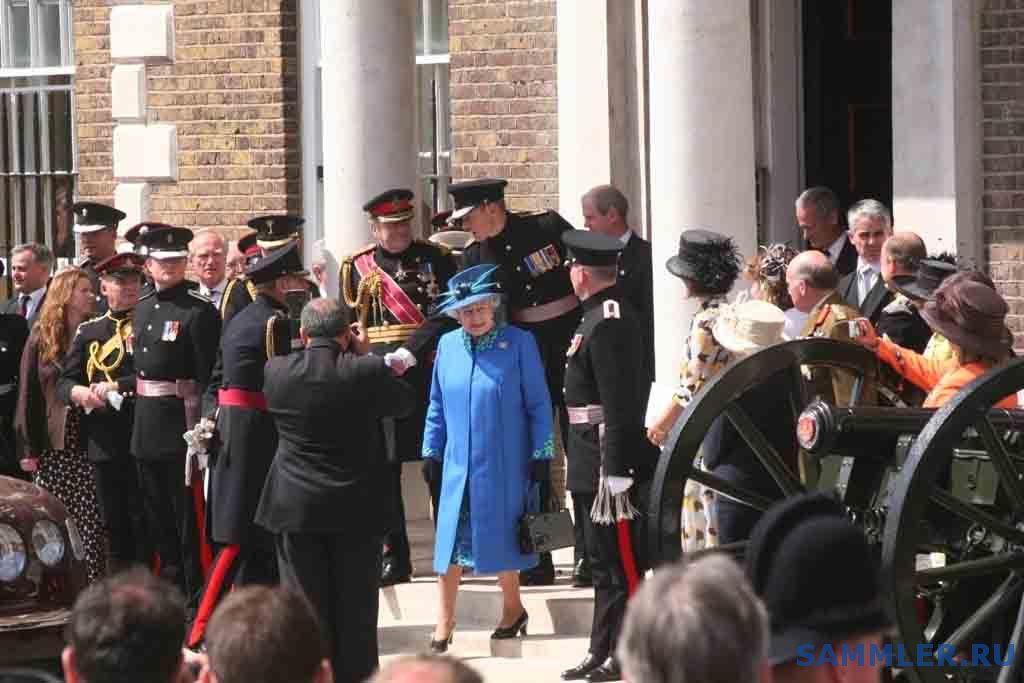 HM_The_Queen_leaves_the_HAC.jpg