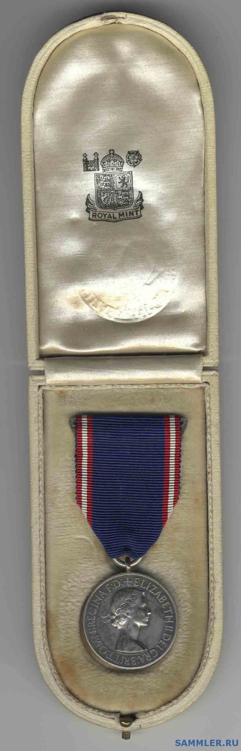 Royal_Victorian_Medal__E_II_1st_type__box.jpg
